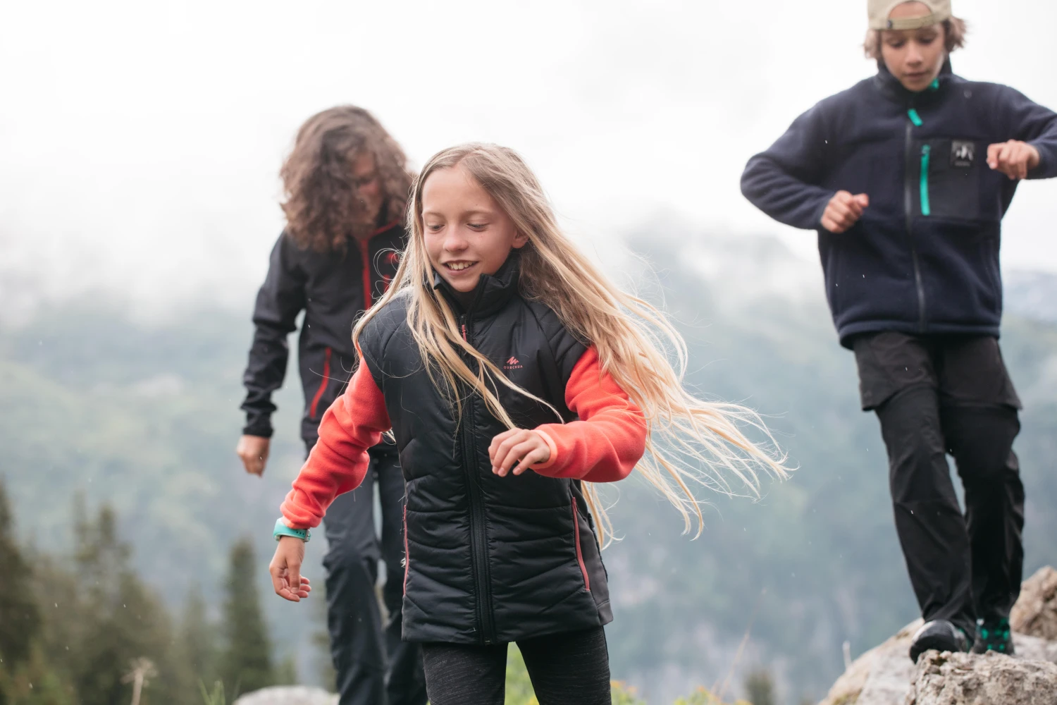 Quechua KIDS’ PADDED HIKING GILET - HYBRID AGED 7-15 2 Quechua KIDS’ PADDED HIKING GILET - HYBRID AGED 7-15 - Image 2